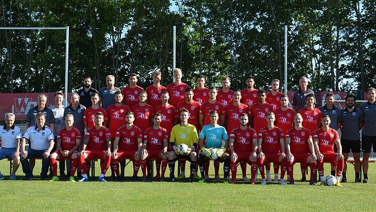 Mit dieser Mannschaft geht der TSV Aubstadt in die Saison 2019/20 in der Regionalliga Bayern: Physiotherapeut Matthias Barthelmes (hinten von links), Spartenleiter G&uuml;nter Schirling, Ben M&uuml;ller, Jona K&ouml;hler, Steffen Behr, Marcus Kreckel, Jannik Binder, Timo Pitter, Philipp Katzenberger, Betreuer Peter Grunau und Torwarttrainer Holger Pecat (Mitte von links), Mannschaftsarzt Dr. Veith Winkelbach, Mannschaftsarzt Dr. Peter Trus, Lukas Barthelmes, Daniel Leicht, Dominik Grader, Patrick Kirsten, C...
