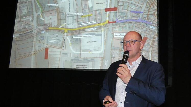 Bürgermeister Thomas Stadelmann informierte die Bevölkerung bei einer Bürgerversammlung über die kommende Sanierung der Sander Straße.