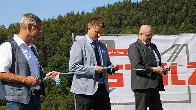 Sie durchschnitten das symboltr&auml;chtige Band: Bauamtsleiter Michael Fuchs (von rechts), B&uuml;rgermeister Matthias Hauke und sein Vorg&auml;nger Wilhelm Friedrich. Foto: Ulrike M&uuml;ller