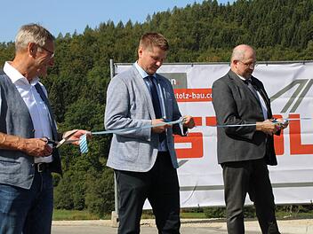 Sie durchschnitten das symbolträchtige Band: Bauamtsleiter Michael Fuchs (von rechts), Bürgermeister Matthias Hauke und sein Vorgänger Wilhelm Friedrich. Foto: Ulrike Müller
