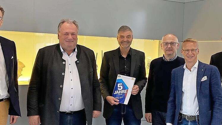 Maximilian Freiherr von Gagern, Walter Nussel (Bürokratiebeauftragter des Freistaats), Michael Thiem (Vorsitzender IHK-Gremium), Richard Marenach (Geschäftsführer Omicron), Oliver Brehm (Geschäftsführer Peter Brehm GmbH), Knut Harmser (IHK-Geschäftsstellenleiter)