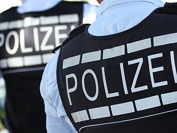 Polizisten durchsuchen Wohnung von Verd&auml;chtigem