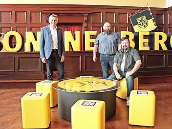 Eine Sonneberger Firma stellt Sitzm&ouml;bel in individuell abgestimmtem Design her und vertreibt diese europaweit. B&uuml;rgermeister Heiko Vogt mit Nico Sch&ouml;nfelder und Matthias Meusel (von links) von ME:SCH.