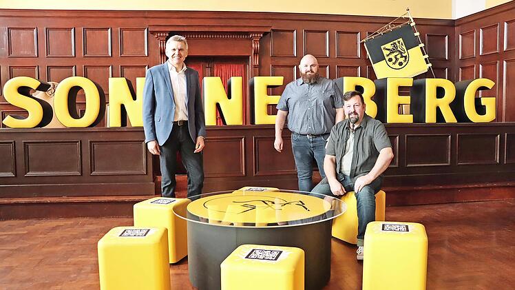 Eine Sonneberger Firma stellt Sitzm&ouml;bel in individuell abgestimmtem Design her und vertreibt diese europaweit. B&uuml;rgermeister Heiko Vogt mit Nico Sch&ouml;nfelder und Matthias Meusel (von links) von ME:SCH.