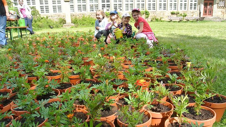 Jetzt sind alle Blumentöpfe besetzt. Unser Bild zeigt von links Maja, Lilli, Luna und Leonie mitten in den frisc h bepflanzten Blumentöpfen.  Fotos: Brigitte Krause