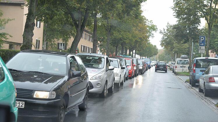 Da muss ein neuer her: Der alte kombinierte Ampel- und Laternenmast am Berliner Ring in Bamberg wurde umgefahren. Foto: Ronald Rinklef