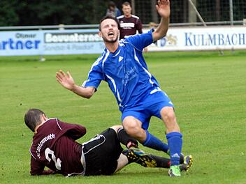 Der SV Poxdorf (blaue Trikots) schlug sich zwar wacker, wartet nach dem 1:2 gegen den SC Uttenreuth aber weiter auf den ersten Sieg in der Kreisliga 1.  Foto: herzopress
