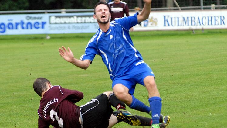 Der SV Poxdorf (blaue Trikots) schlug sich zwar wacker, wartet nach dem 1:2 gegen den SC Uttenreuth aber weiter auf den ersten Sieg in der Kreisliga 1.  Foto: herzopress