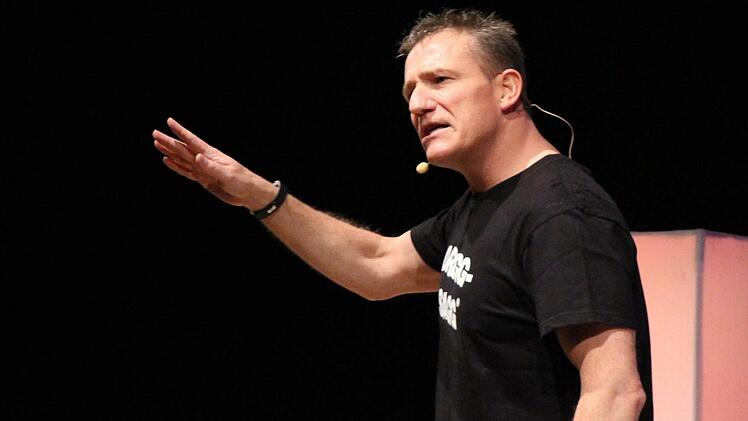 Der selbsternannte "Dreggsagg" Michl Müller "haute" zur Freude seines Publikums in der Aischtalhalle drei Stunden lang so richtig "nei". Foto: Andreas Dorsch