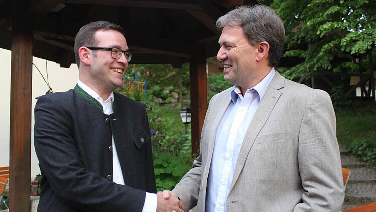 Landratskandidat Klaus Löffler (rechts) gratuliert Markus Oesterlein