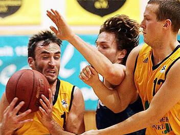 Sasa Gligorovic (mit Ball) kam in der letzten Saison beim TSV Tröster Breitengüßbach nur auf knapp neun Punkten, vier Rebounds und drei Assists pro Partie, dennoch sind die BBC-Verantwortlichen überzeugt, dass der Kroate eine echte Verstärkung für den Aufsteiger sein wird. Foto: CT-Archiv/sportpress