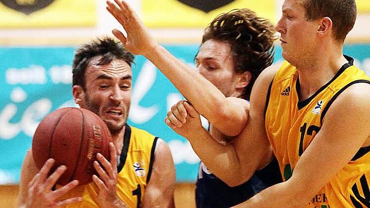 Sasa Gligorovic (mit Ball) kam in der letzten Saison beim TSV Tröster Breitengüßbach nur auf knapp neun Punkten, vier Rebounds und drei Assists pro Partie, dennoch sind die BBC-Verantwortlichen überzeugt, dass der Kroate eine echte Verstärkung für den Aufsteiger sein wird. Foto: CT-Archiv/sportpress