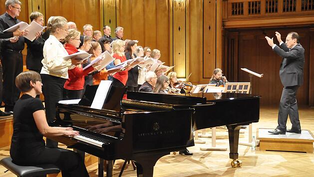 Lieder &uuml;ber die Rh&ouml;n: Im Gro&szlig;en Saal sangen und musizierten der JuLifa-Chor und Instrumentalisten unter der Leitung von Burkhard Ascherl. Foto: Peter Klopf