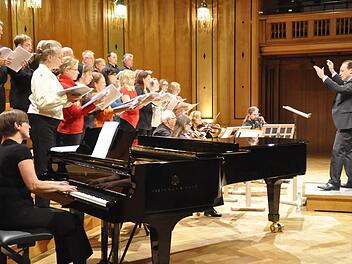Lieder über die Rhön: Im Großen Saal sangen und musizierten der JuLifa-Chor und Instrumentalisten unter der Leitung von Burkhard Ascherl. Foto: Peter Klopf