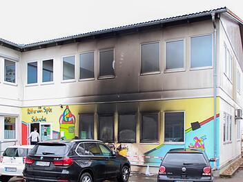 Durch den schnellen Einsatz der Feuerwehr beschränkte sich der Schaden am Haus der Vereine in Höchstadt auf die Fassade.  Foto: Andreas Dorsch