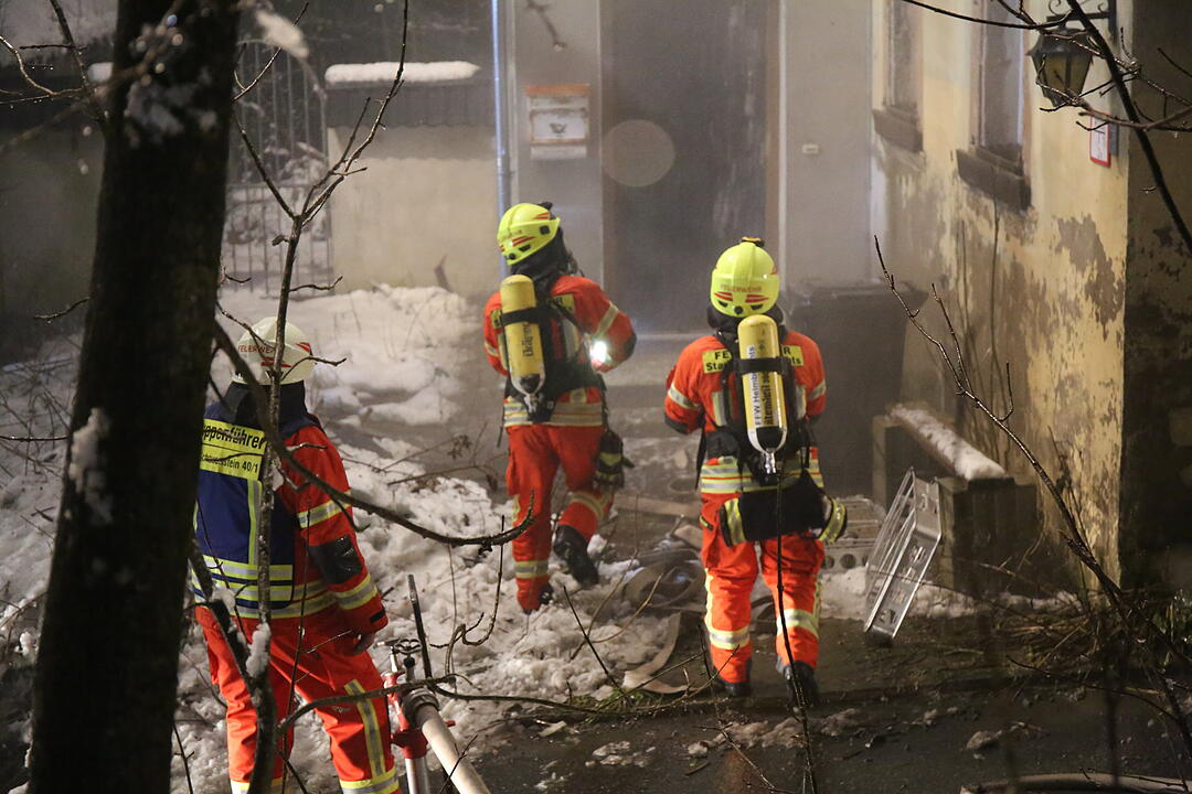 Dachstuhlbrand nahe Helmbrechts in Oberfranken hält Feuerwehr in Atem