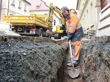 In der Adolf-Kolping-Straße schafft die beauftragte Baufirma derzeit den Platz für Leerrohre, durch die später dann das Glasfaserkabel mit Druckluft geschossen wird. Foto: Marian Hamacher
