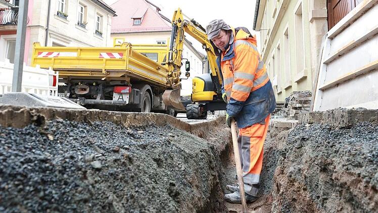 In der Adolf-Kolping-Straße schafft die beauftragte Baufirma derzeit den Platz für Leerrohre, durch die später dann das Glasfaserkabel mit Druckluft geschossen wird. Foto: Marian Hamacher