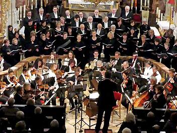 Das Kammerorchester Kulmbach und der Johanneschor Trebgast bei einem gemeinsamen Auftritt in der Basilika von Marienweiher. Foto: Hübner