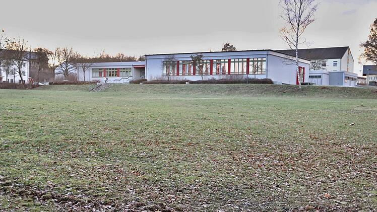 Diese Grünfläche unterhalb der Frauengrundhalle (im Hintergrund) soll auf Antrag der CSU-Stadtratsfraktion und nach Beschluss des Stadtrates am Donnerstagabend nicht zum Verkauf angeboten werden. Helmut Will