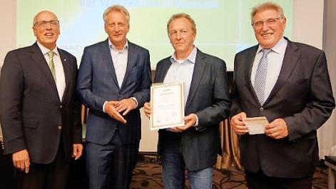 Das Bild zeigt von links Kurt Bodewig, Präsident der Deutschen Verkehrswacht und Bundesverkehrsminister a. D., Michael Platzköster (Geschäftsführer Verlag Max Schmidt, Römhild), Siegbert Jakob (Fachberater für Verkehrserziehung) und Roland Pyka, Vorsitzender der Kreisverkehrswacht Kronach. Foto: Karl-Heinz Hofmann