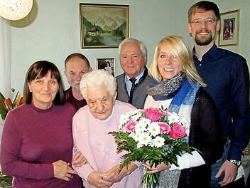 Sophie Becker feierte ihren 100. Geburtstag. Das Bild zeigt von links Tochter Karin, Sohn Karl-Heinz, die Jubilarin Sophie Becker, Bürgermeister und Stellvertreter des Landrats Helmut Fischer, Enkeltochter Melanie und den evangelischen Pfarrer Gundolf Beck. Foto: Horst Habermann