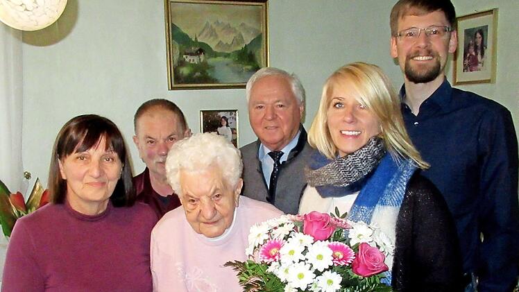 Sophie Becker feierte ihren 100. Geburtstag. Das Bild zeigt von links Tochter Karin, Sohn Karl-Heinz, die Jubilarin Sophie Becker, Bürgermeister und Stellvertreter des Landrats Helmut Fischer, Enkeltochter Melanie und den evangelischen Pfarrer Gundolf Beck. Foto: Horst Habermann