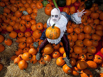 Schaurig-sch&ouml;n: Unheimliche Gestalten treiben w&auml;hrend der mystischen Jahreszeit ihr Unwesen im Europa-Park.