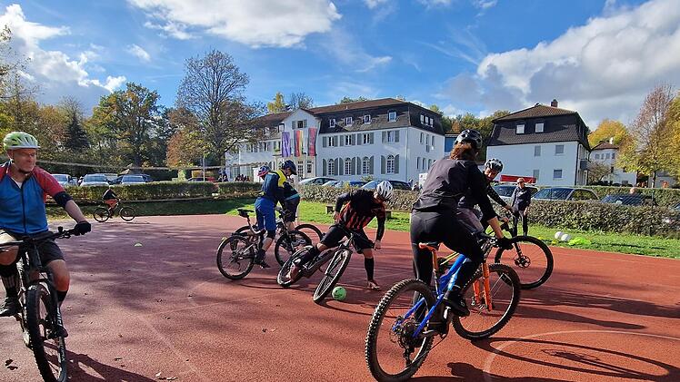Viel Spaß hatten die Lehrkräfte auf den Mountainbikes Fußball zu spielen.