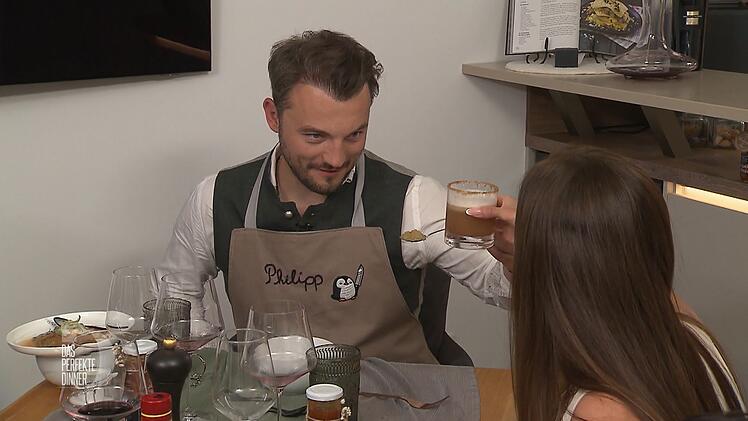 Analena präsentiert Philipp den soeben erfundenen Obstler Sour mit Apfelmus.