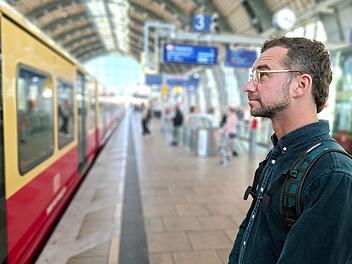 Einer von &uuml;ber 20 Millionen Pendlern, der t&auml;glich am Bahnhof steht und hofft, dass sein Zug p&uuml;nktlich f&auml;hrt und ankommt. Die NDR-Doku "Pendlerstress: Eine Nation auf Achse" beleuchtet den Alltag von vier Betroffenen.