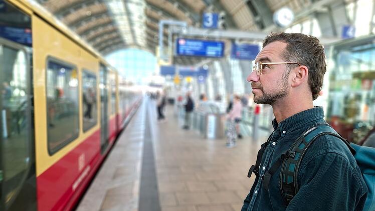 Einer von &uuml;ber 20 Millionen Pendlern, der t&auml;glich am Bahnhof steht und hofft, dass sein Zug p&uuml;nktlich f&auml;hrt und ankommt. Die NDR-Doku "Pendlerstress: Eine Nation auf Achse" beleuchtet den Alltag von vier Betroffenen.