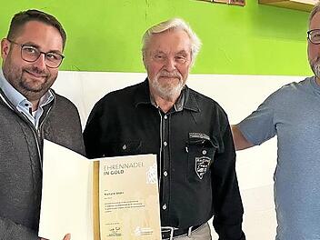 Markus Stockmann (links) und Christian Volpert (rechts) ehrten Richard St&auml;hr (Mitte); Kerstin Moog-Thamer, Norbert Herterich und Rudolf Romanczyk fehlen auf dem Foto.