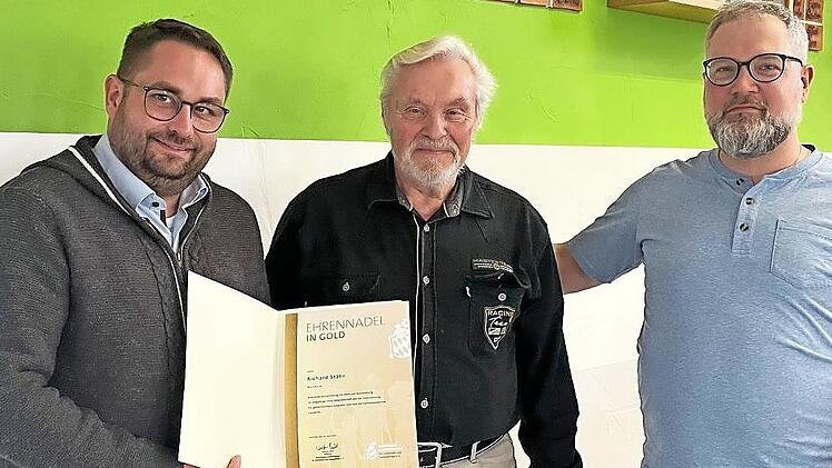 Markus Stockmann (links) und Christian Volpert (rechts) ehrten Richard St&auml;hr (Mitte); Kerstin Moog-Thamer, Norbert Herterich und Rudolf Romanczyk fehlen auf dem Foto.