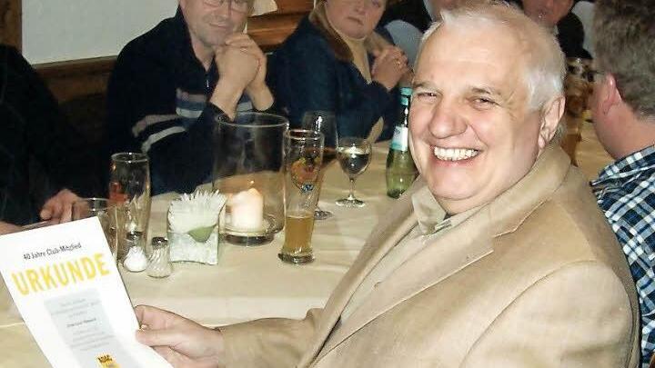 Ernst Plannasch nimmt freudestrahlend die Urkunde für 40-jährige Mitgliedschaft entgegen. Wir schreiben das Jahr 2013.  Fotos: mz