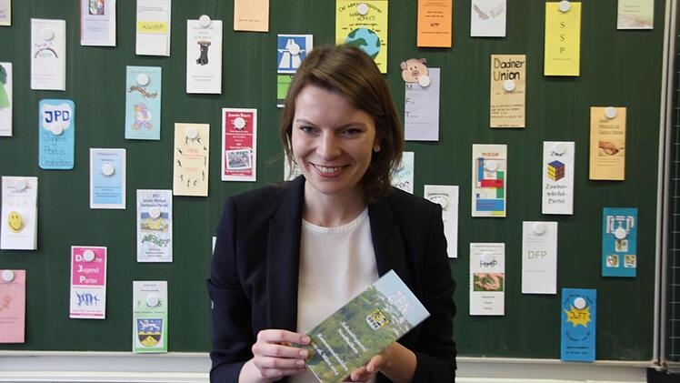 Emmi Zeulner gefielen die Flyer der Realschüler. Die Werbung der "Zukunftspartei Nordhalben" hielt sie für besonders gelungen.