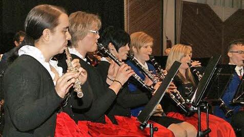 Einmal um die ganze Welt" führte die Blaskapelle Kirchaich ihre Zuhörer beim Früjahrskonzert im Oberuarachzentrum. Nur nach mehreren Zugaben durfte das Orchester mit seinem Dirigenten Karlheinz Brand die Bühne verlassen. Foto: Sabine Weinber