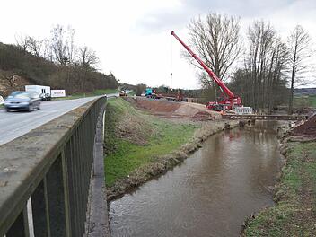 Der Bau der Behelfsbrücke (rechts) ist fertig. Foto: Archiv/ Arkadius Guzy