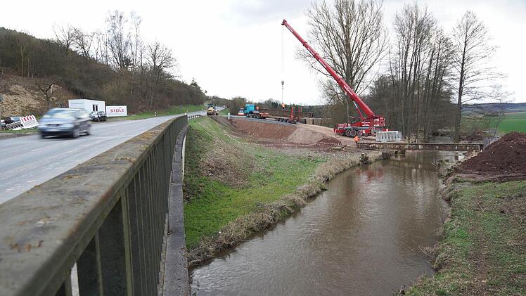 Der Bau der Behelfsbrücke (rechts) ist fertig. Foto: Archiv/ Arkadius Guzy