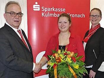 Geschäftsstellenleiter Reinhard Kraus (links) und Bereichsdirektorin Kerstin Bittermann freuen sich mit Sandra Degelmann.  Foto: Klaus-Peter Wulf