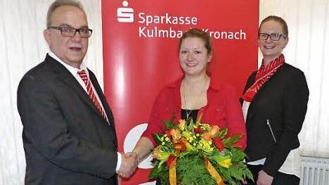 Geschäftsstellenleiter Reinhard Kraus (links) und Bereichsdirektorin Kerstin Bittermann freuen sich mit Sandra Degelmann.  Foto: Klaus-Peter Wulf