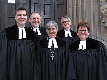 Vor dem Festgottesdienst (von links): Dekan Stefan Kirchberger, Dekan Andreas Kleefeld, Regionalbischöfin Dorothea Greiner, Pfarrerin Martina Schwarz-Wohlleben (dritte Pfarrstelle in St. Moriz) und Pfarrerin Silke Kirchberger. Foto: Martin Koch