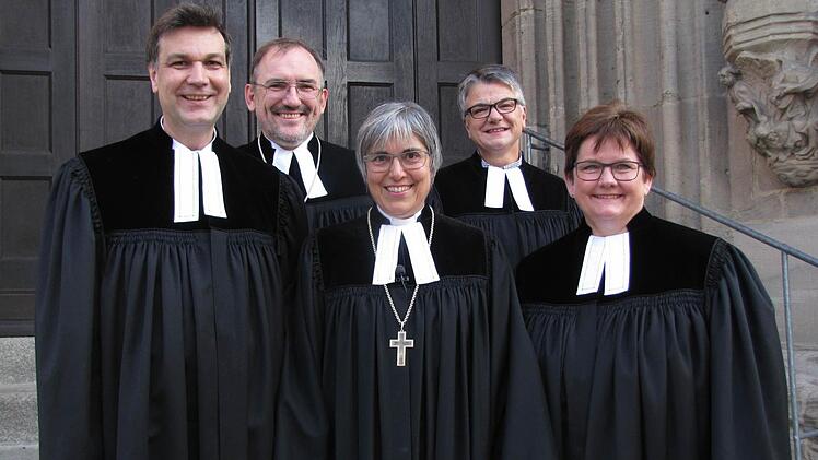 Vor dem Festgottesdienst (von links): Dekan Stefan Kirchberger, Dekan Andreas Kleefeld, Regionalbischöfin Dorothea Greiner, Pfarrerin Martina Schwarz-Wohlleben (dritte Pfarrstelle in St. Moriz) und Pfarrerin Silke Kirchberger. Foto: Martin Koch