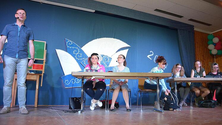 Lustig ging es zu in der Baumschule mit Lehrer Ast (Markus Göbel, links). Mit von der Partie waren von links: Josefine Meißler, Lisa Schaupp, Franziska Schmitt, Lilian Göbel, Eva Ziegler und Svenja Meder. Foto: Jana Keul
