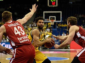 Leon Radosevic (l.) und Nicolo Melli (r.) stoppen Drew Crawford. Foto: dpa