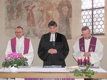 Die drei Geistlichen Dekan Roland Huth, Dekan Stefan Kirchberger und Pfarrer Hans-Jürgen Pöschl am Altar der Nikolauskapelle beim Eröffnungsgottesdienst zur "Woche der Brüderlichkeit" Foto: Martin Koch