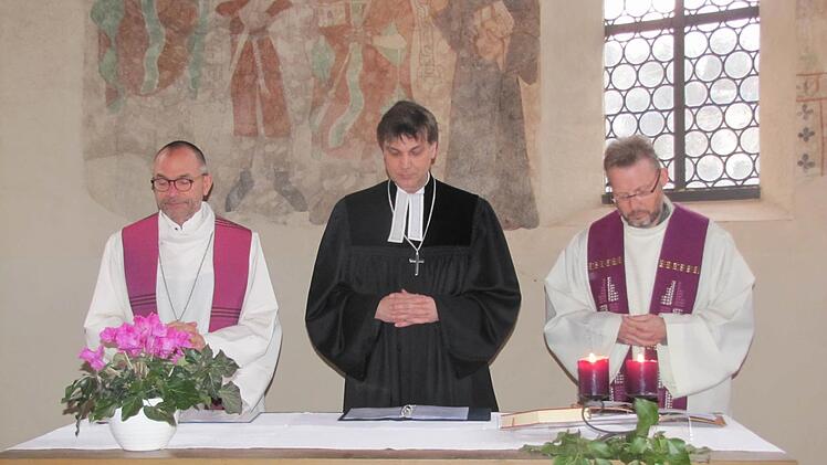 Die drei Geistlichen Dekan Roland Huth, Dekan Stefan Kirchberger und Pfarrer Hans-Jürgen Pöschl am Altar der Nikolauskapelle beim Eröffnungsgottesdienst zur "Woche der Brüderlichkeit" Foto: Martin Koch