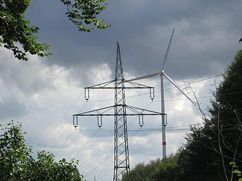 Sofern keine behördlichen Einsprüche mehr kommen, entstehen im "Heinrichstal" bei Machtilshausen zwei 241 Meter hohe Windkraftanlagen und ein etwas kleinerer "Bruder".  Foto: Winfried Ehling