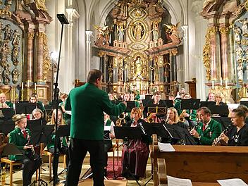 Beim Hamulissimo Kirchenkonzert der Stadtkapelle Hammelburg stellte sich der neue Dirigent Matthias Zippel vor. Elfriede Böck