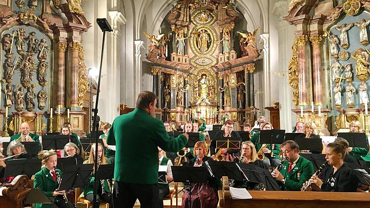 Beim Hamulissimo Kirchenkonzert der Stadtkapelle Hammelburg stellte sich der neue Dirigent Matthias Zippel vor. Elfriede Böck